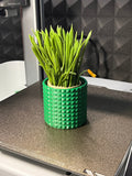 Vaso stampato in 3D con texture diamante verde su tavolo bianco